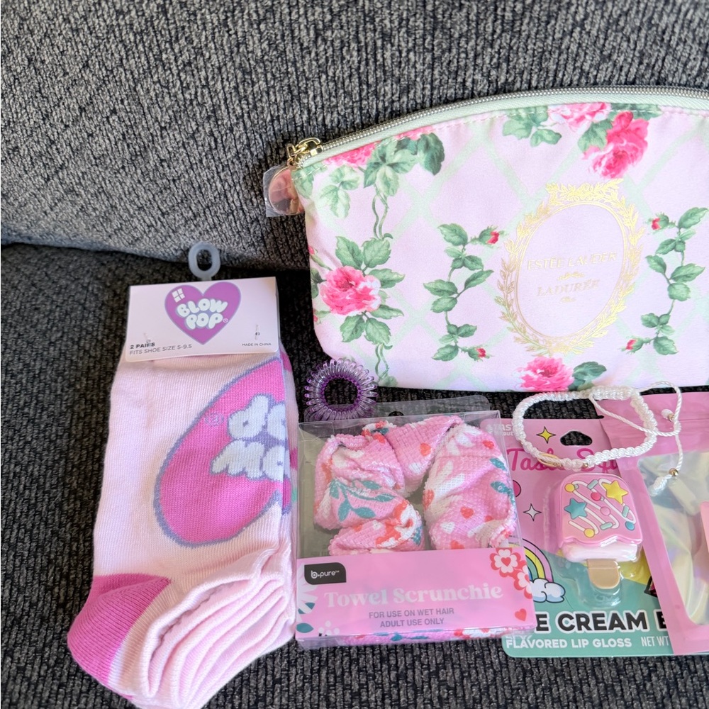 Bundle of 8 items - Floral Cosmetic Bag with Pink Accessories - Picture 3 of 4